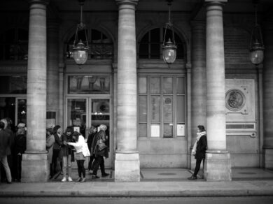 【ジェリー・ヤンの世界撮りっぷ】パリの「パレ・ロワイヤル」隣で一人たたずむ女の子